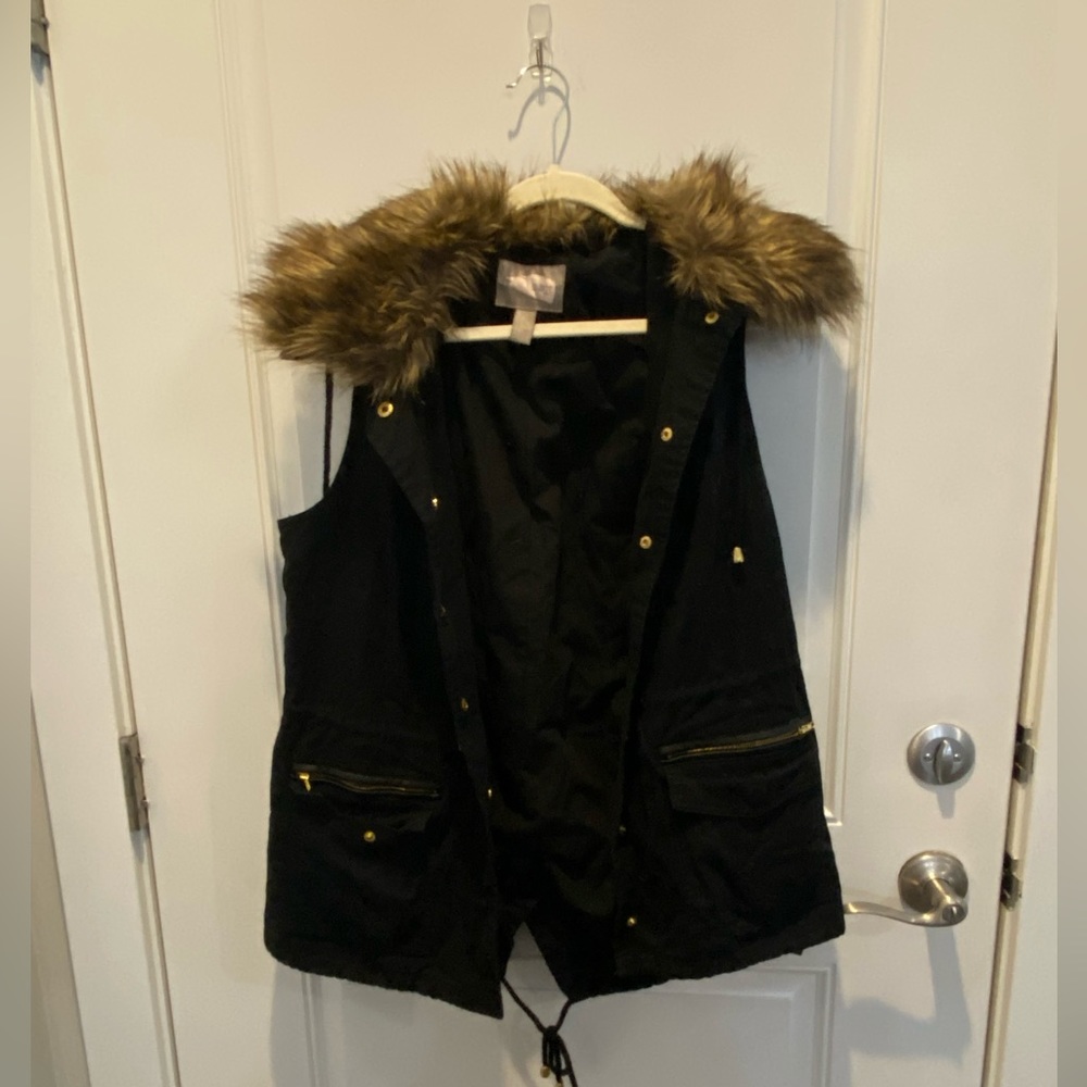 Forever 21 women’s large faux fur Utility vest
